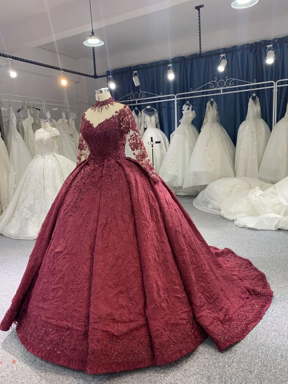 B208 #Large Trailing Tail Of Maroon Lace Embroidery Long Sleeve Wedding Grown Dresss
