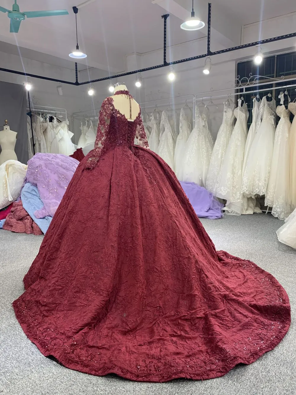B208 #Large Trailing Tail Of Maroon Lace Embroidery Long Sleeve Wedding Grown Dresss