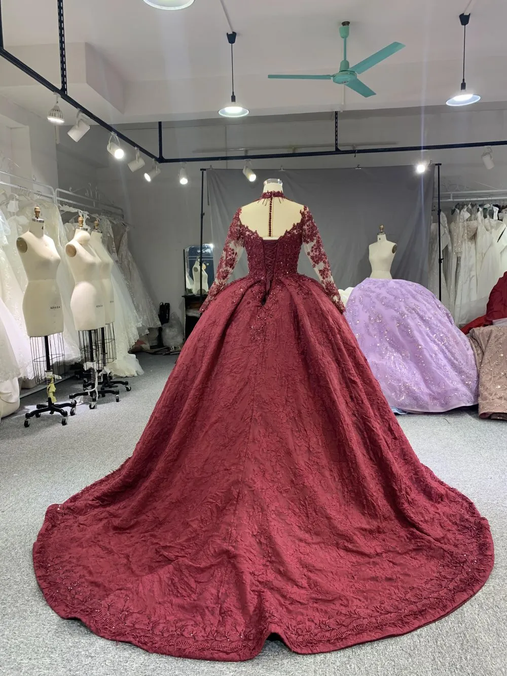 B208 #Large Trailing Tail Of Maroon Lace Embroidery Long Sleeve Wedding Grown Dresss