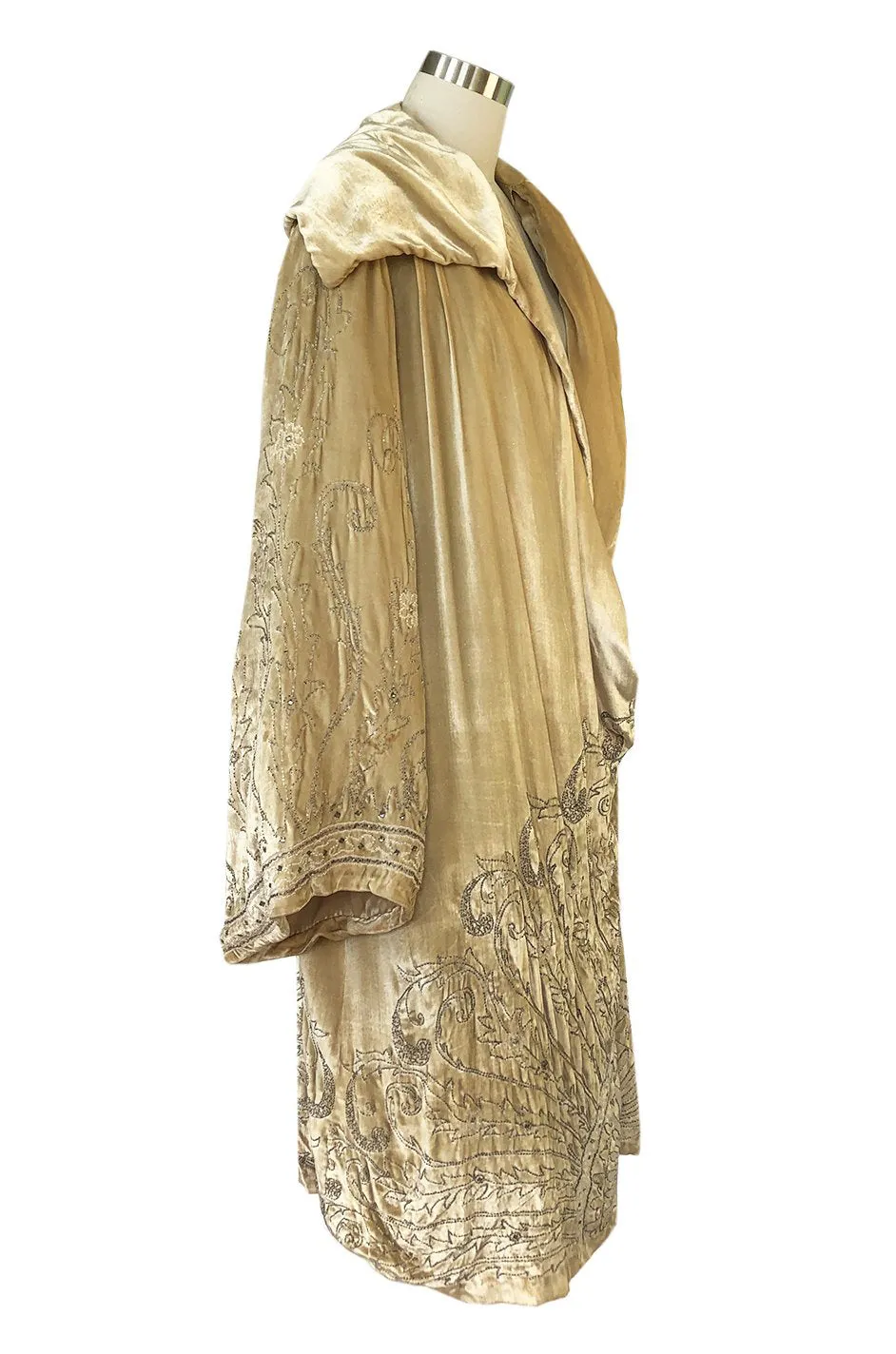 Exceptional 1920s Gold Silk Velvet Beaded Art Deco Wide Sleeve Coat