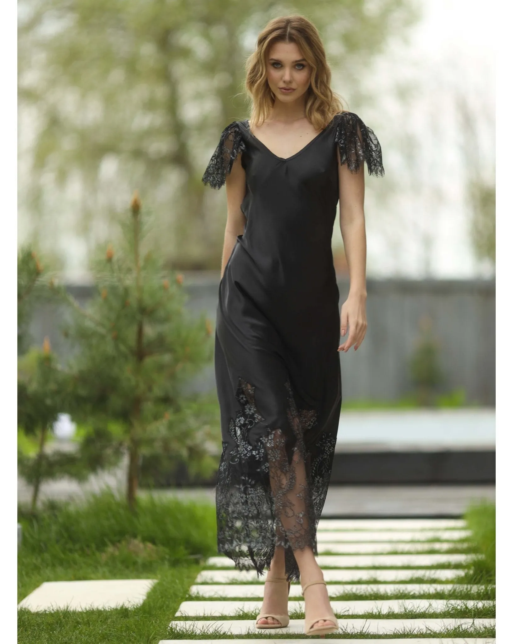 Meet Me in Jeddah Robe and Nightgown Set