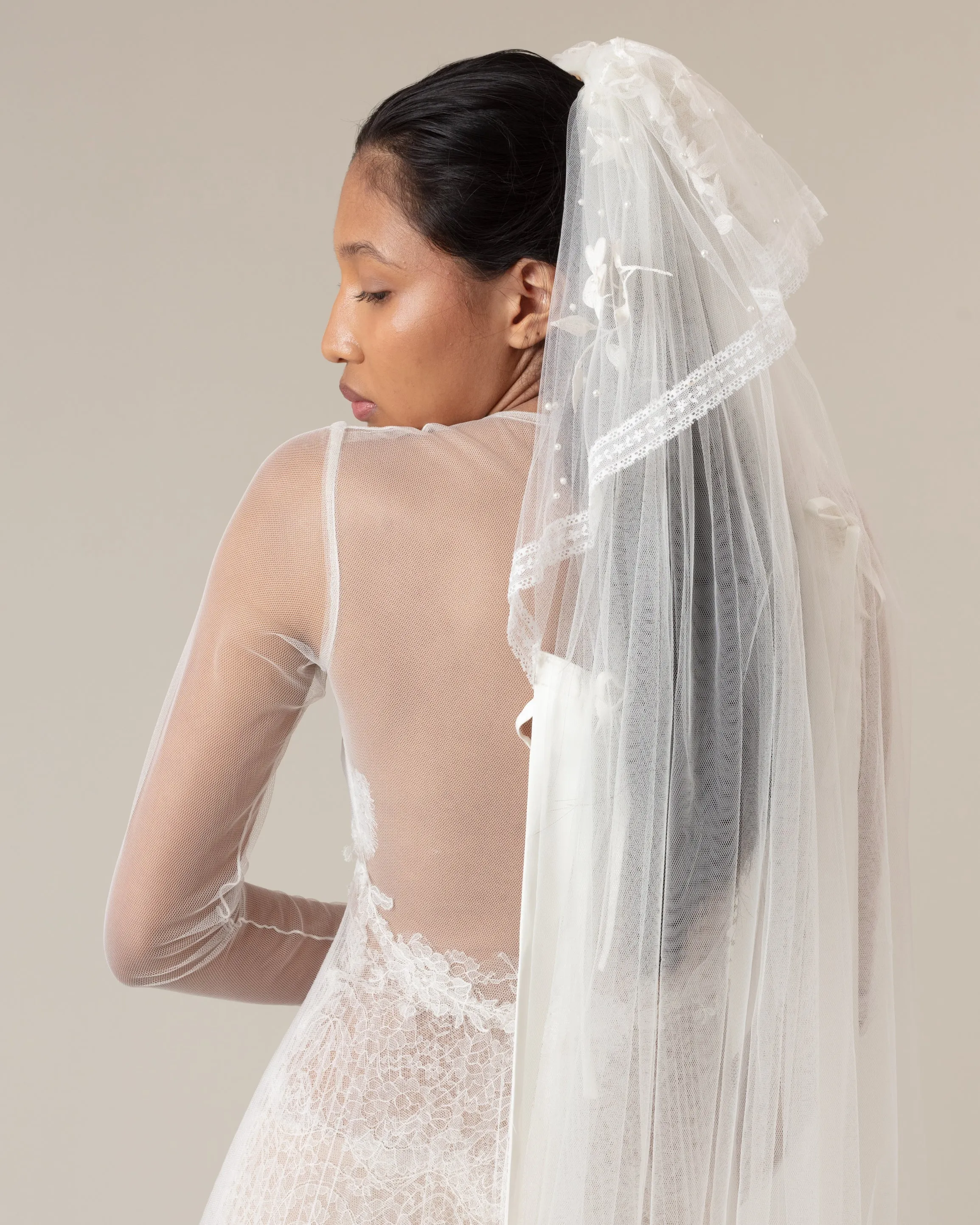 RTS.- PERLA EMBROIDERY BEADED SATIN TIES VEIL