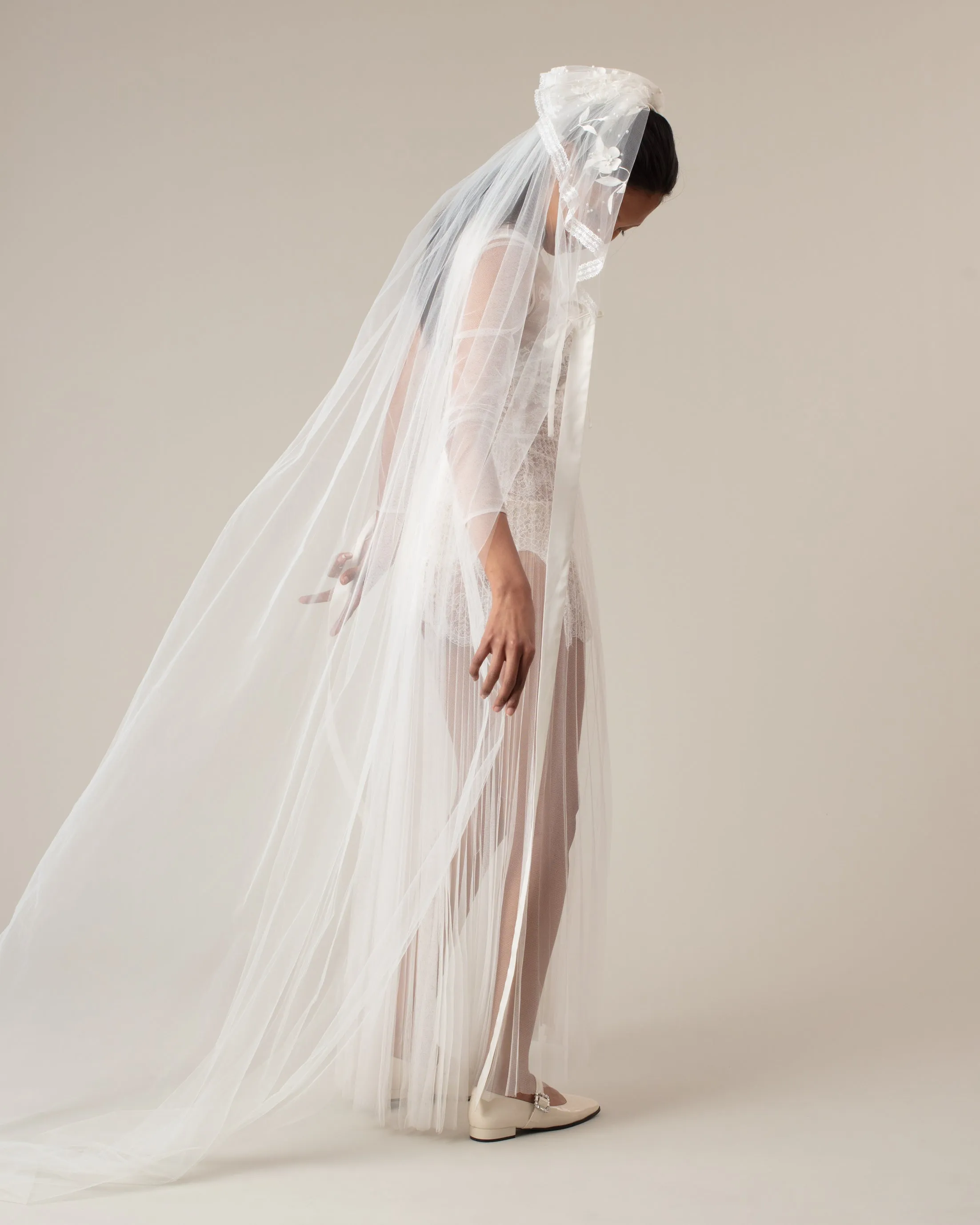 RTS.- PERLA EMBROIDERY BEADED SATIN TIES VEIL