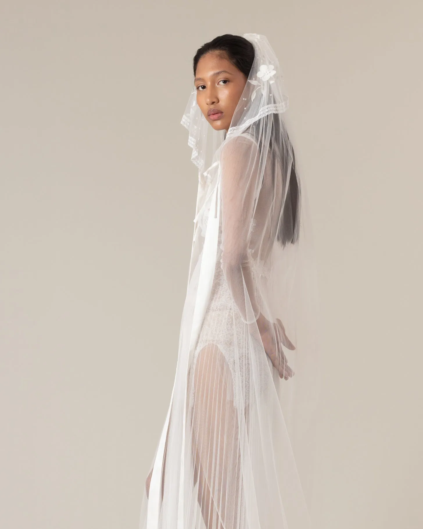 RTS.- PERLA EMBROIDERY BEADED SATIN TIES VEIL