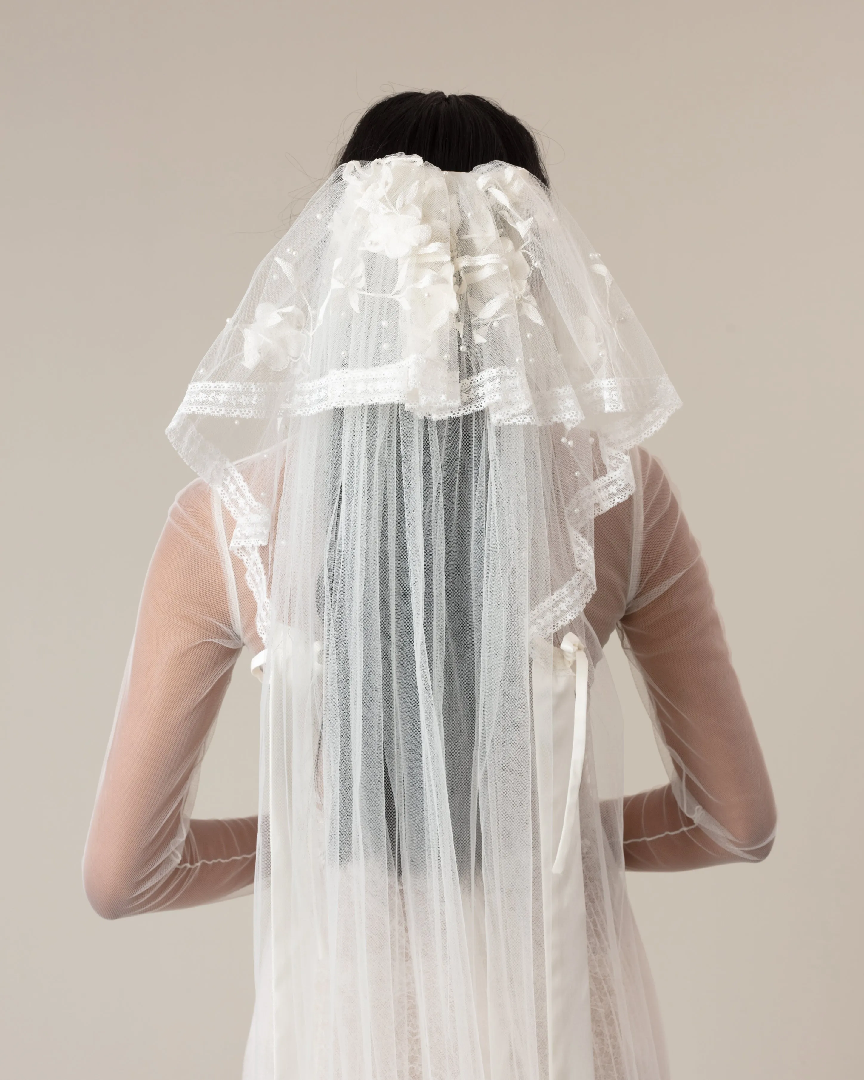 RTS.- PERLA EMBROIDERY BEADED SATIN TIES VEIL