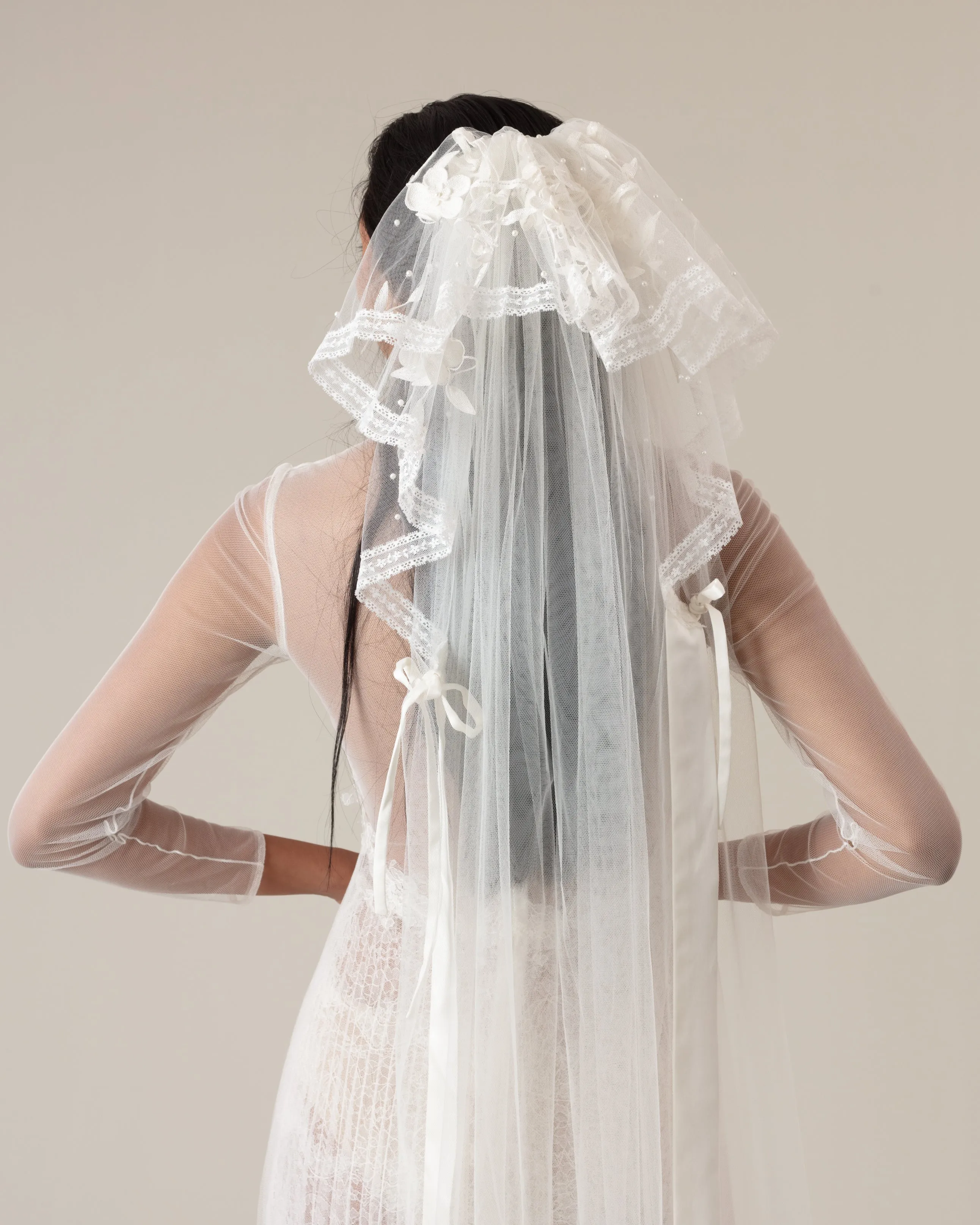RTS.- PERLA EMBROIDERY BEADED SATIN TIES VEIL