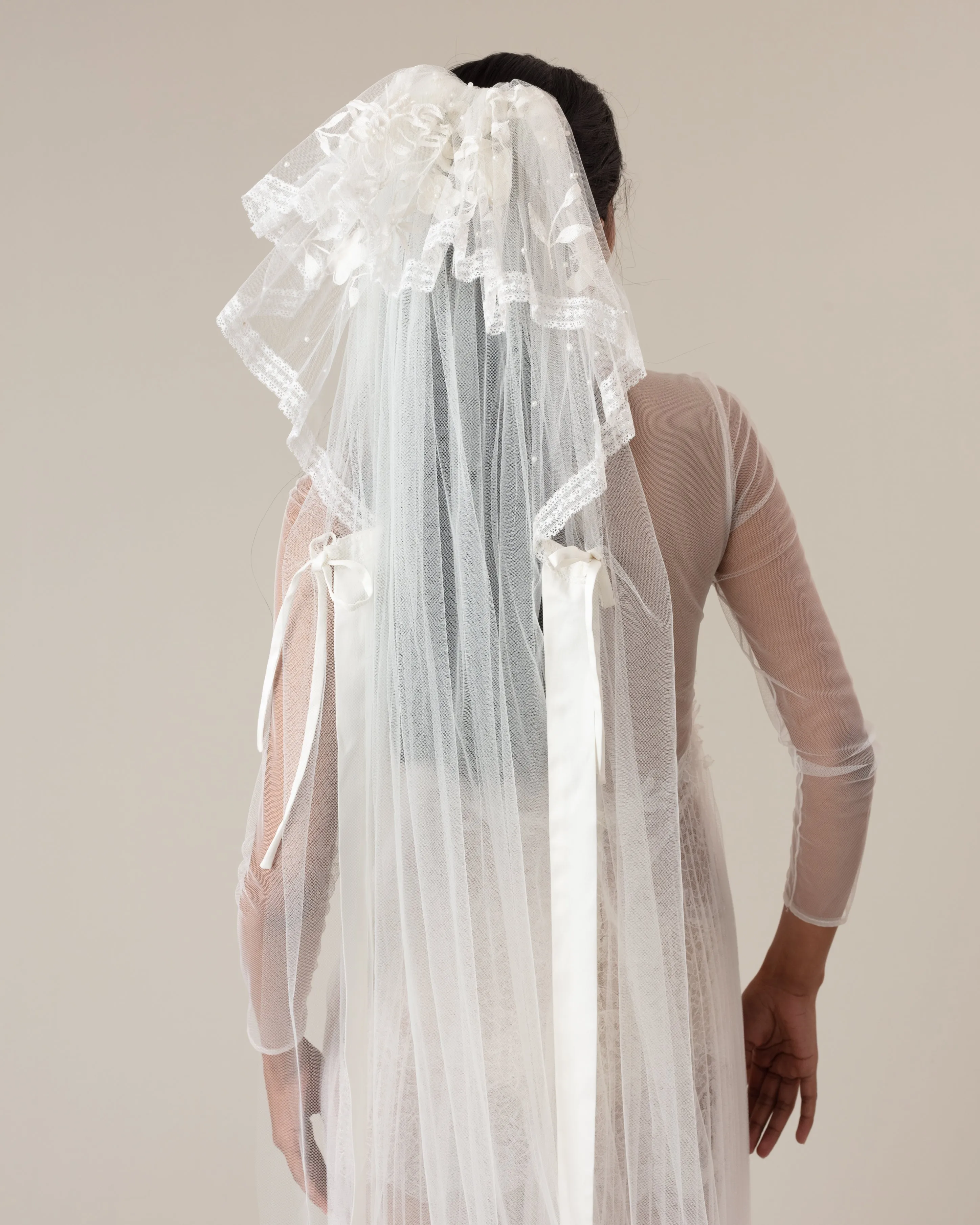 RTS.- PERLA EMBROIDERY BEADED SATIN TIES VEIL