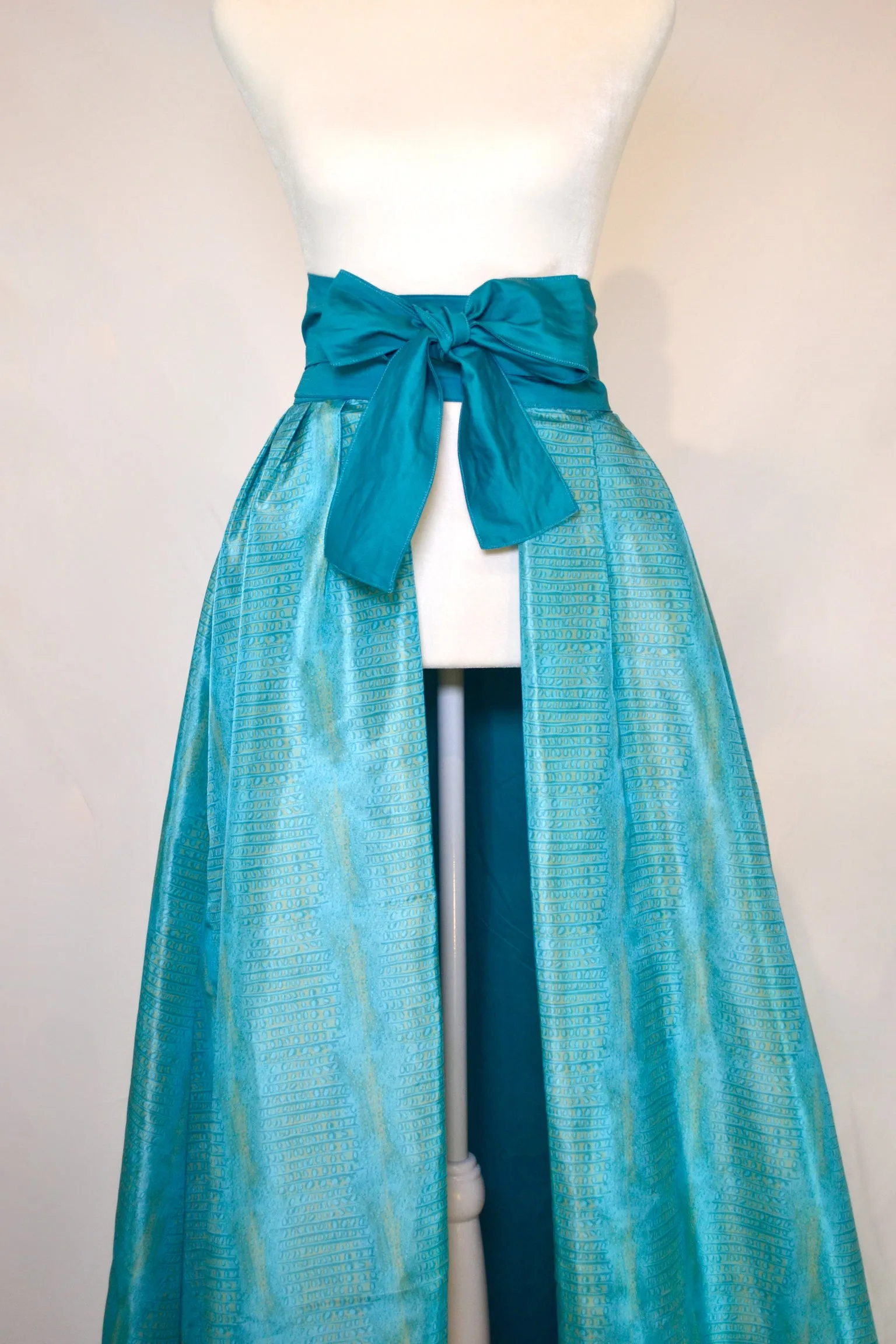Taffeta Overskirt in Peacock Gator
